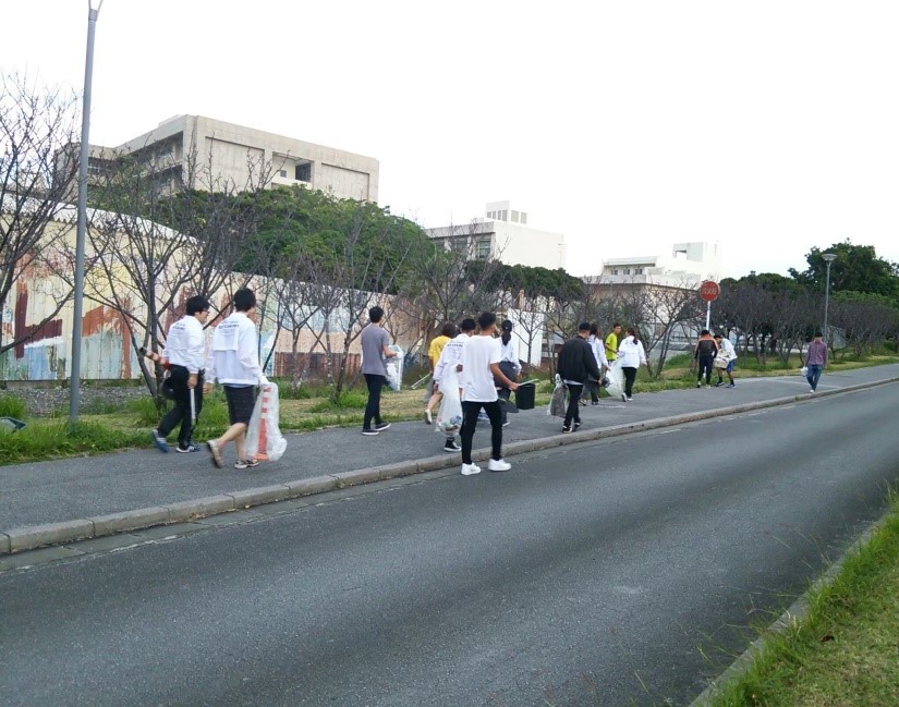 道路を歩く人々

高い精度で生成された説明