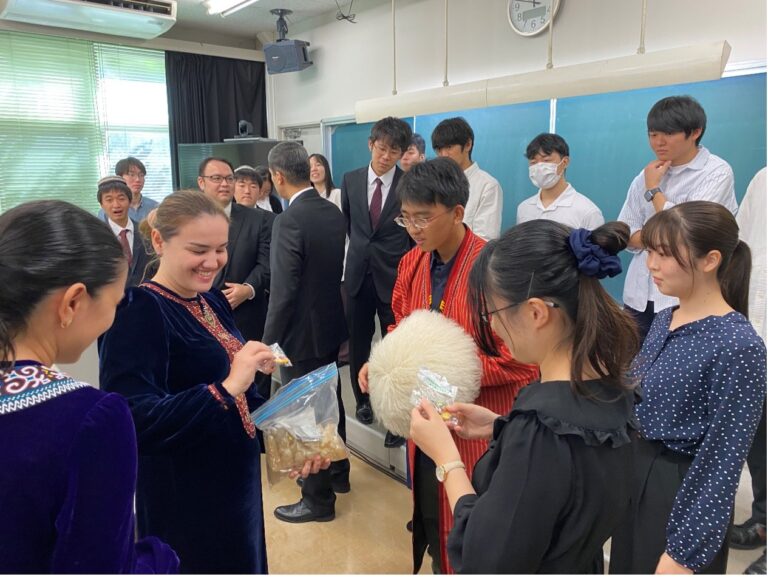 本学で初めて開講されたトルクメン語の授業を記念して、トルクメニスタン大使が見学されました NipCA(日本財団 中央アジア・日本人材育成